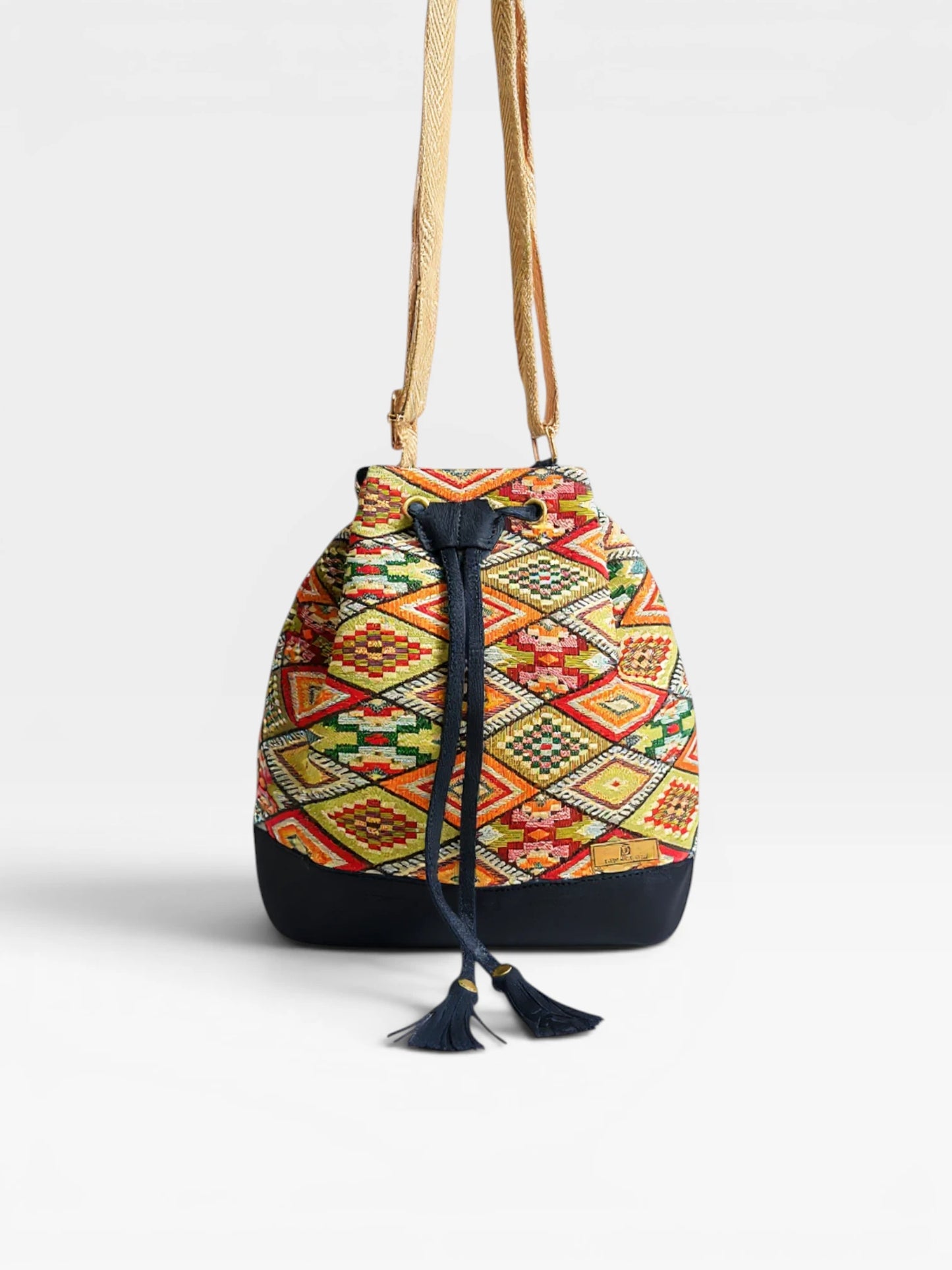 Bolso Bucket Manos Libres con Strap — Aria